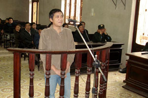 Giết cháu vì tranh cãi bộ nhớ điện thoại, chú lãnh tù