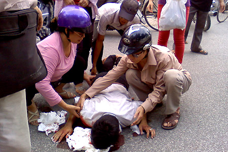 Một thanh niên nằm bất tỉnh trên vũng máu do TNGT 