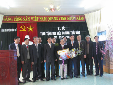 Trao Huy hiệu 80 năm tuổi Đảng cho đồng chí Trần Vũ