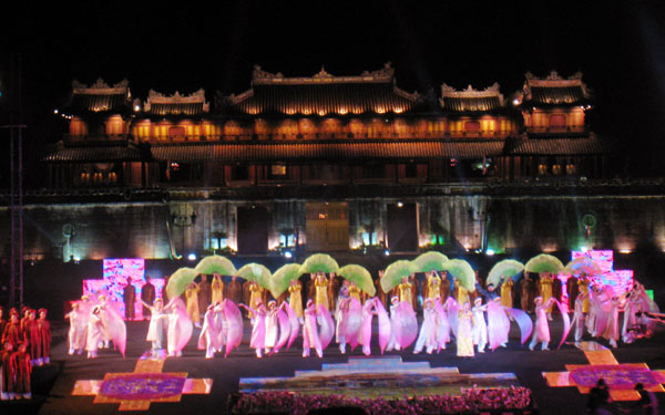 Hoành tráng, đậm đà bản sắc văn hoá dân tộc