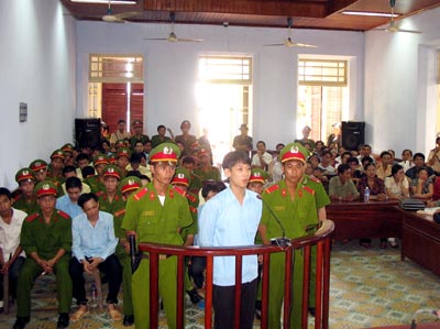 Xét xử 21 côn đồ gây rối, giết người