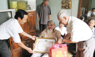 Tặng quà các cụ trên 100 tuổi