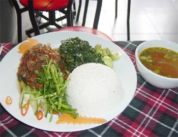 Cơm trưa thời bão giá