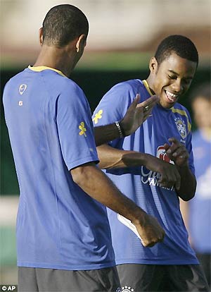 Robinho nhầm tưởng mình là người của Chelsea