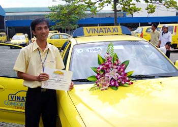 Tài xế taxi trả lại hơn 6.000 USD cho khách