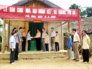 Mái ấm của tình làng nghĩa xóm