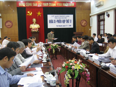 Đẩy nhanh tốc độ thực hiện các dự án đầu tư, ổn định sản xuất kinh doanh trên địa bàn