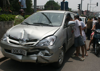 Ôtô ‘’điên’’ đâm 5 xe máy ở cửa ngõ thủ đô