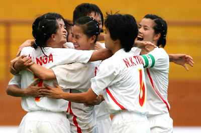 Nữ VN buộc Myanmar ôm hận ngày ra quân