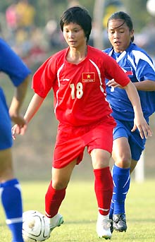 Hạ Lào 4-1, nữ Việt Nam gặp Myanmar ở bán kết