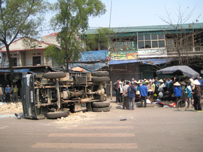 Tránh xe đạp rẽ ngang đột ngột, ô tô đâm chết một bé gái