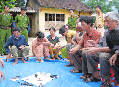 Bắt giữ 12 đối tượng đánh bạc